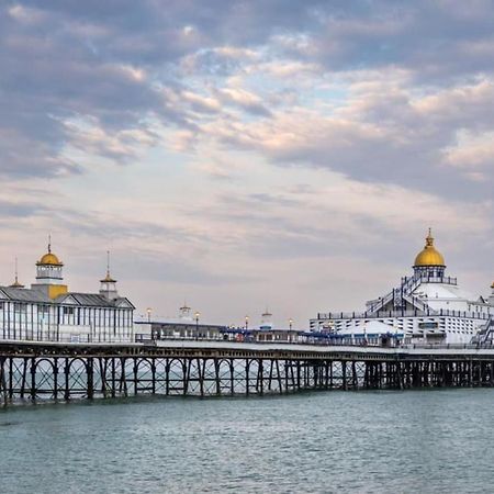 Oyo Marine Parade Hotel, Eastbourne Pier Eksteriør bilde