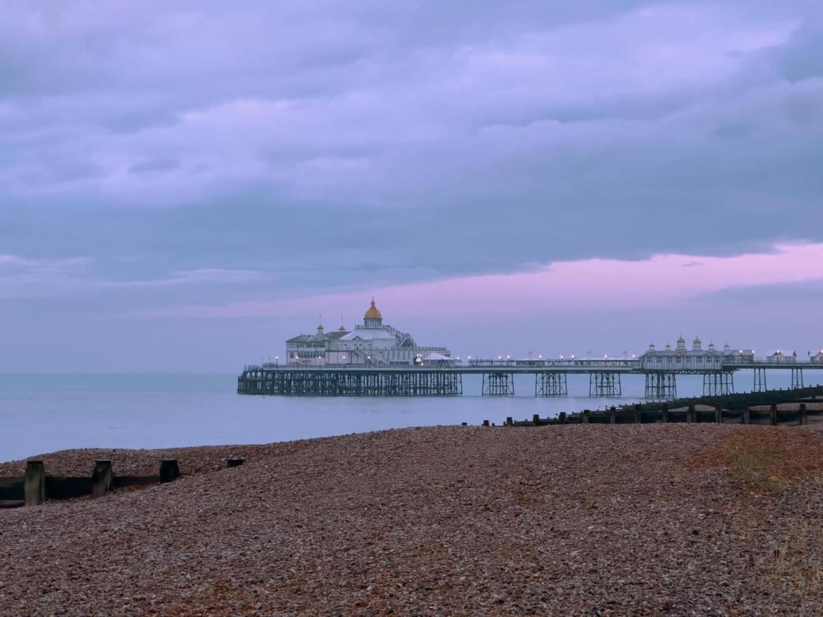 Oyo Marine Parade Hotel, Eastbourne Pier Eksteriør bilde