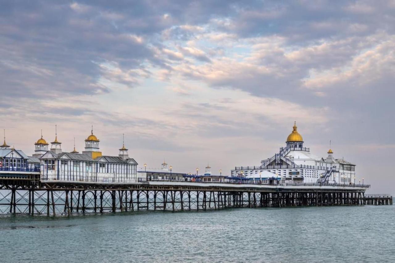 Oyo Marine Parade Hotel, Eastbourne Pier Eksteriør bilde