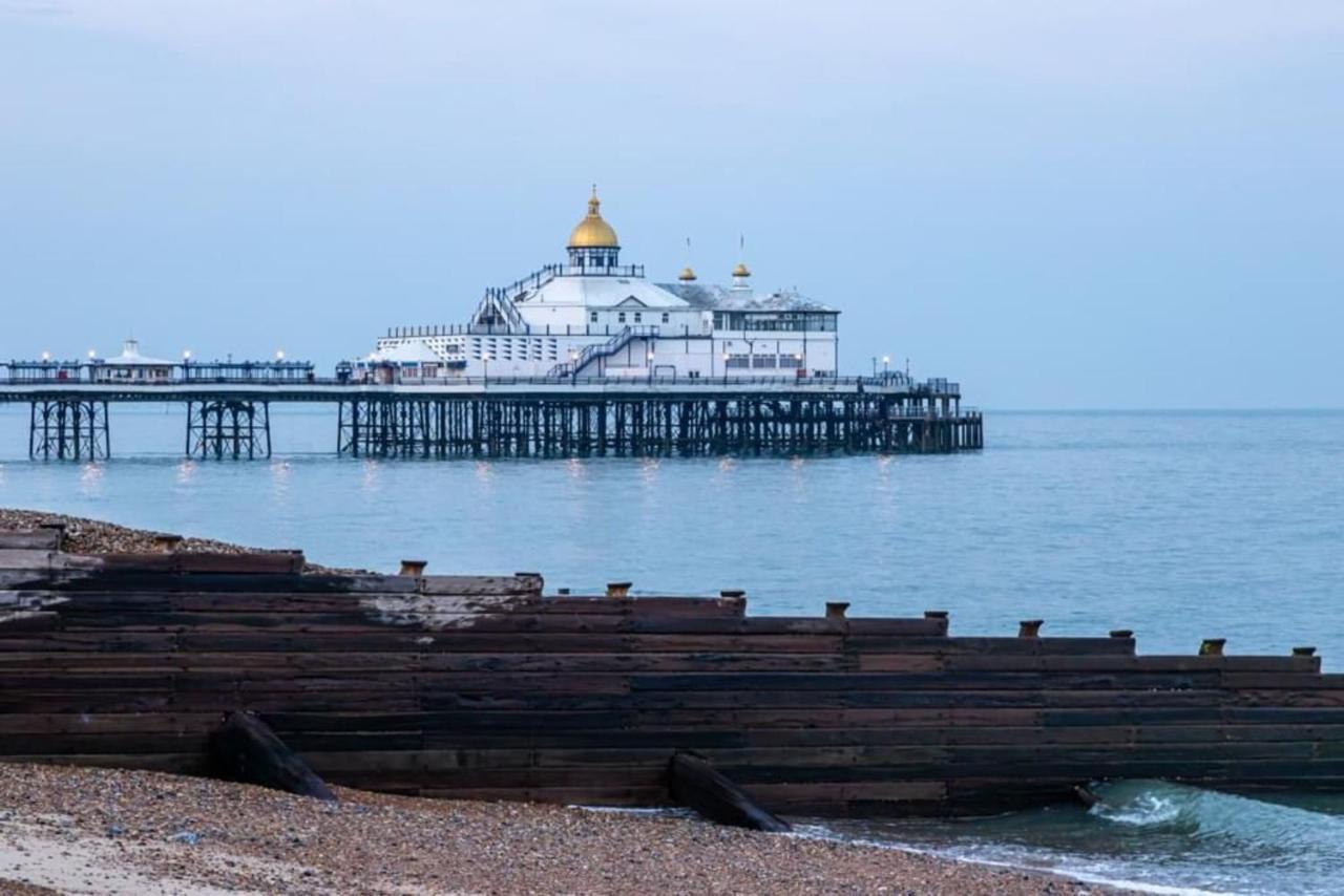 Oyo Marine Parade Hotel, Eastbourne Pier Eksteriør bilde