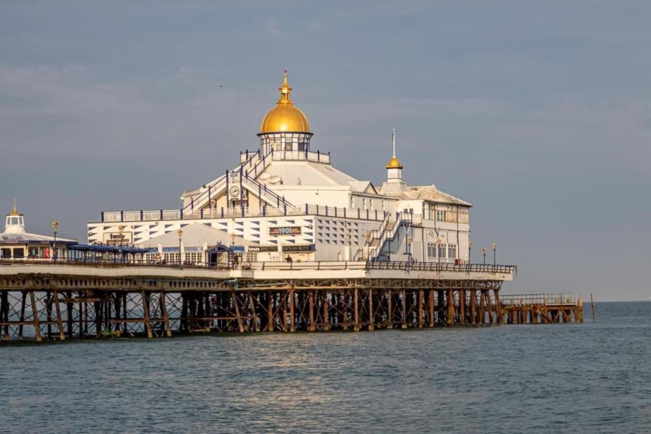 Oyo Marine Parade Hotel, Eastbourne Pier Eksteriør bilde