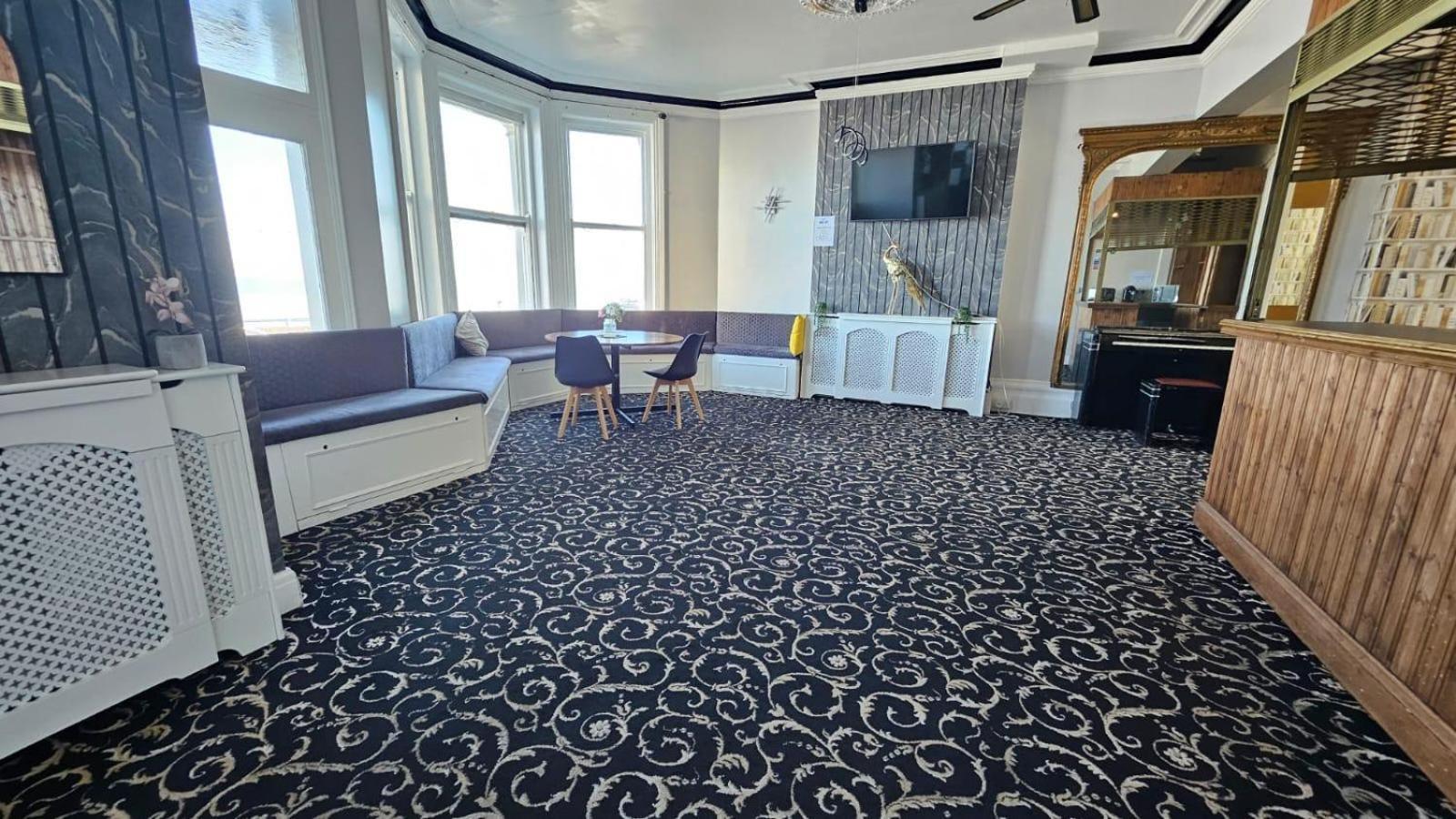 Oyo Marine Parade Hotel, Eastbourne Pier Eksteriør bilde