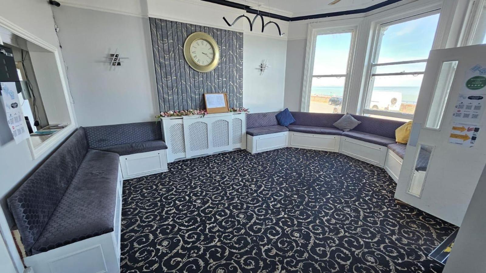 Oyo Marine Parade Hotel, Eastbourne Pier Eksteriør bilde