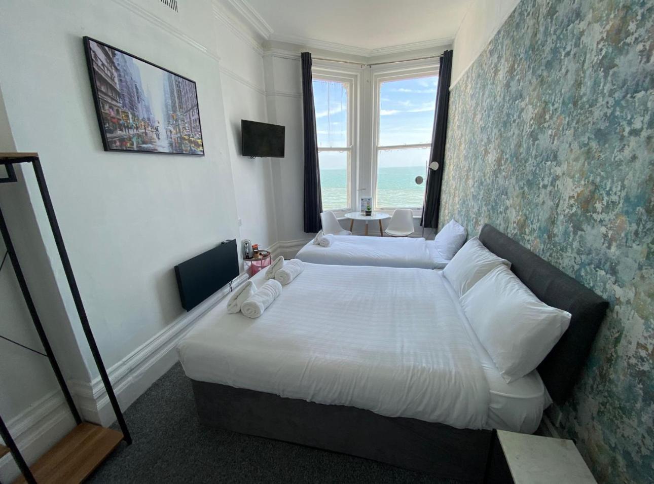 Oyo Marine Parade Hotel, Eastbourne Pier Eksteriør bilde