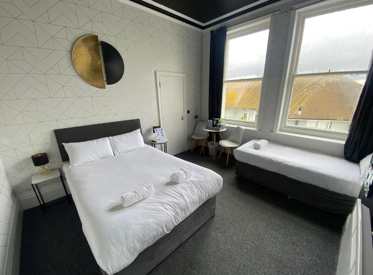 Oyo Marine Parade Hotel, Eastbourne Pier Eksteriør bilde