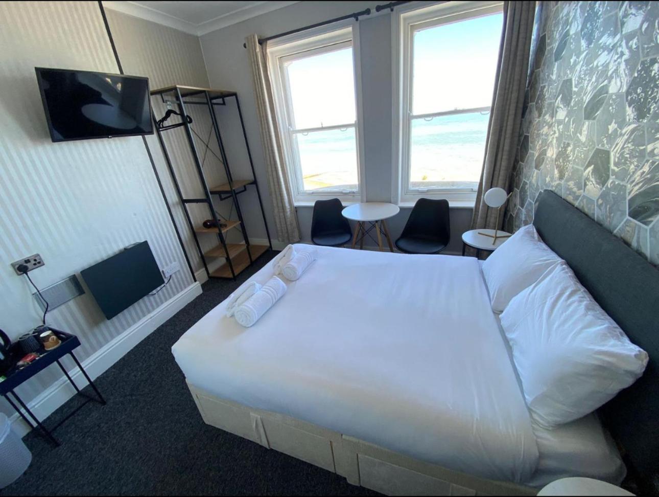 Oyo Marine Parade Hotel, Eastbourne Pier Eksteriør bilde