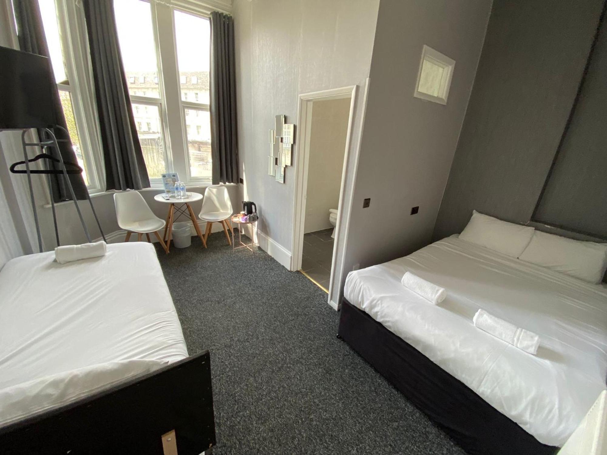 Oyo Marine Parade Hotel, Eastbourne Pier Eksteriør bilde