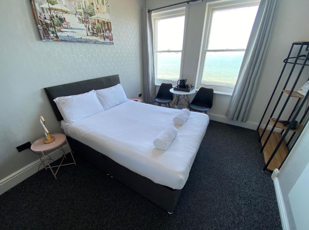 Oyo Marine Parade Hotel, Eastbourne Pier Eksteriør bilde